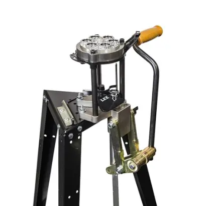 LEE 6 Station Ultimate Turret Press Lee Ultimate Turret Press je modernizovaný celoocelový model lisu Lee Classic Turret, vybavený nástrojovou hlavou s 6 pozicemi a dvěma indexovacími tyčemi pro konfiguraci lisu na 3 nebo 6 pozic.